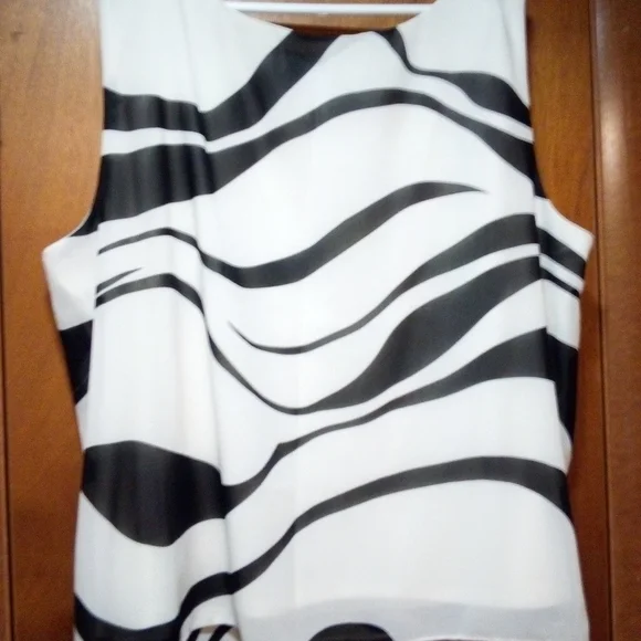 Women's Top - Picture 8 of 9